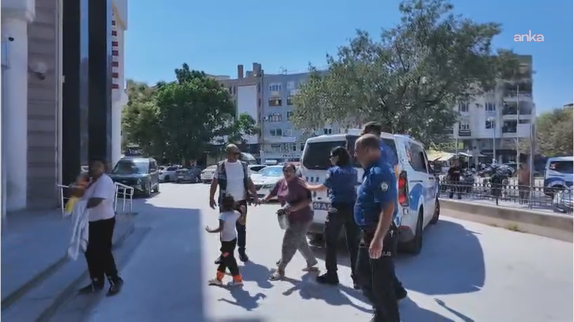 Kuşadası'nda zabıta memurunu taş ve sopayla darbeden iki kadın tutuklandı