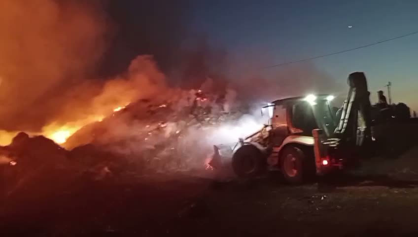 Iğdır'ın Evci Köyü'nde 6 bin balya ot yangında kül oldu