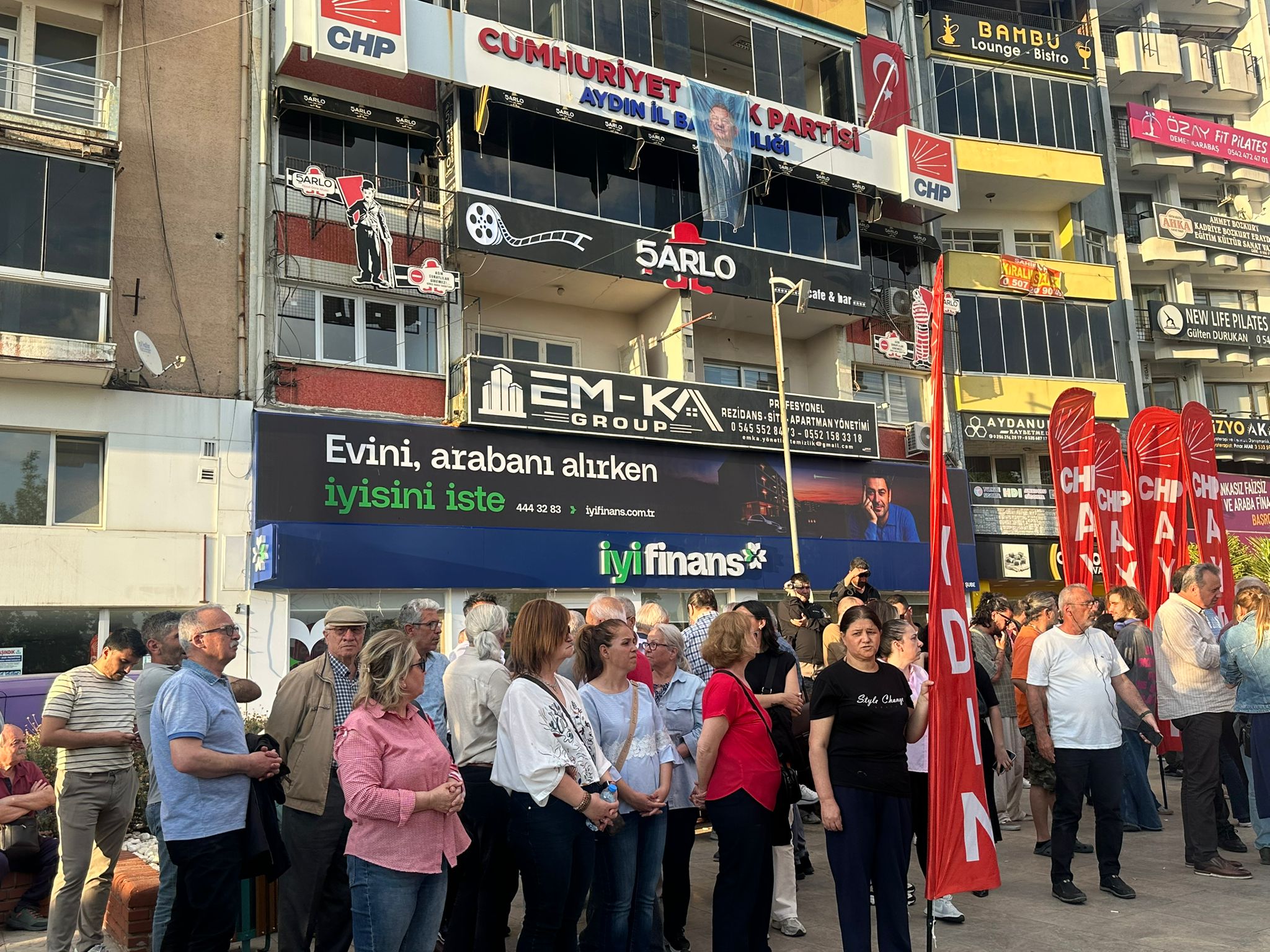 Aydın'da CHP İl Başkanlığı binasına Özgür Özel posteri asıldı