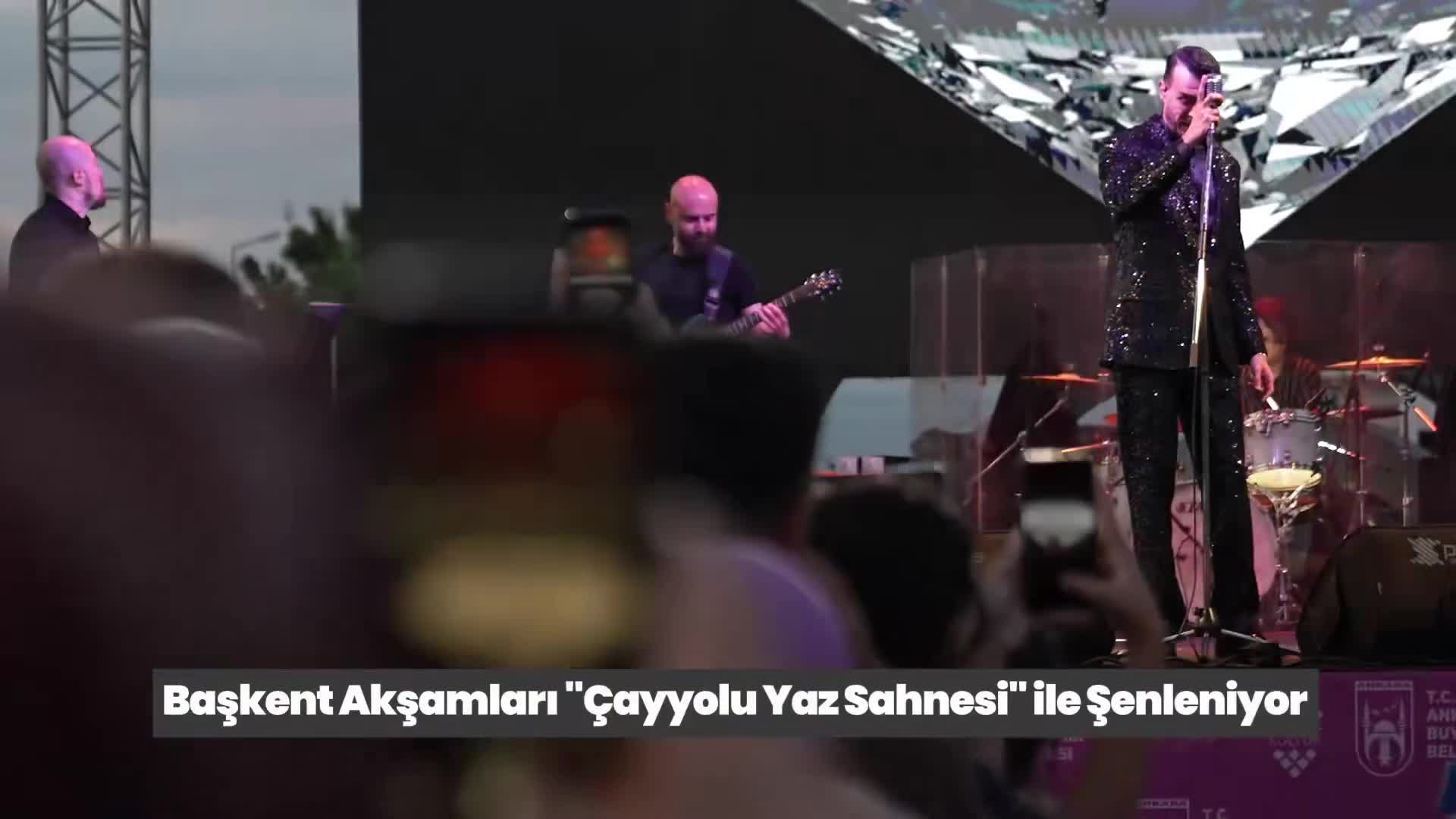 Cem Adrian, "Çayyolu Yaz Sahnesi"nde Başkentlilerle buluştu