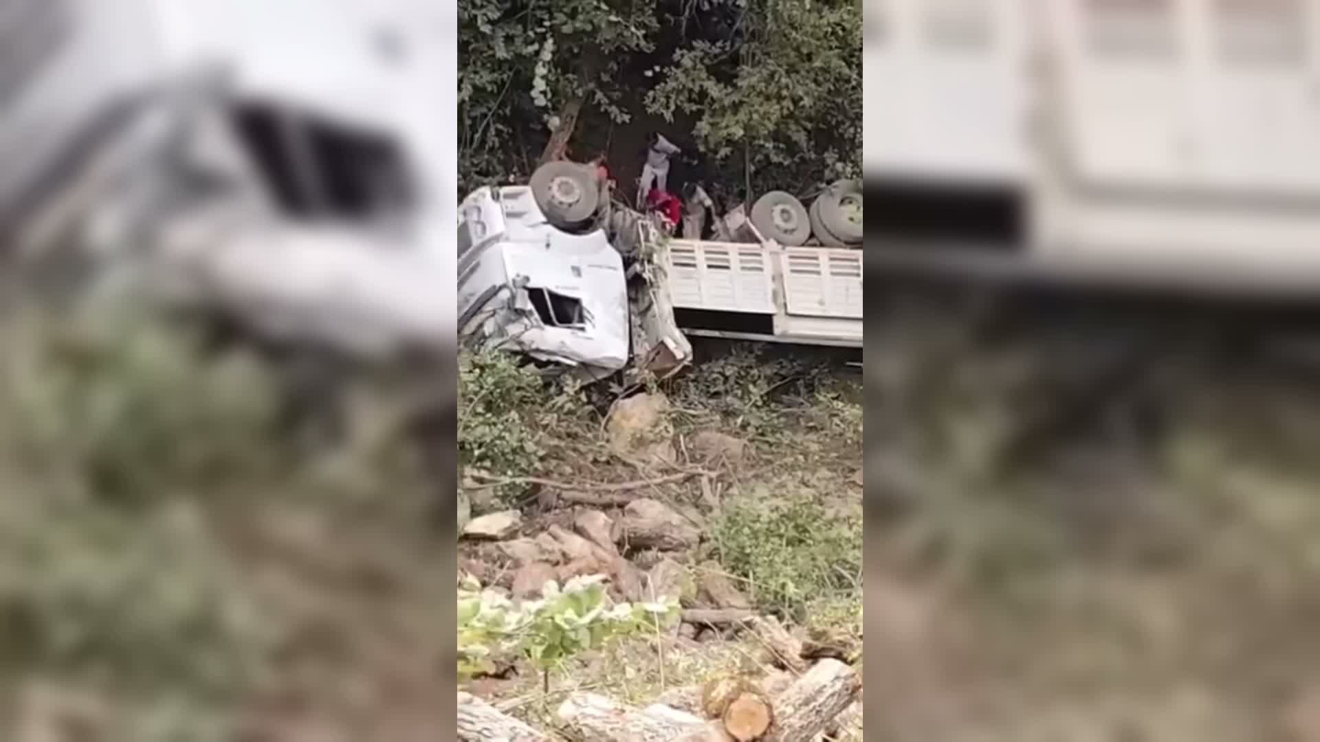 Hatay'da korkutan kaza: Uçuruma  yuvarlanan kamyondaki baba oğul yaralandı