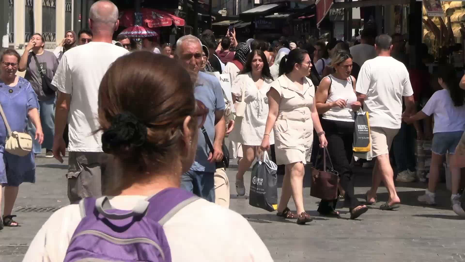 Yabancı turistleri izleyen figüran durumundayız