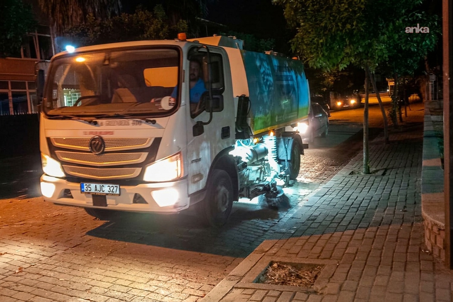 Efeler Belediyesi Temizlik İşleri Müdürlüğü ekiplerinden gece mesaisi