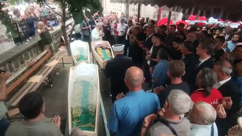 Görele'de selde yaşamını yitiren anne ve iki kızı toprağa verildi