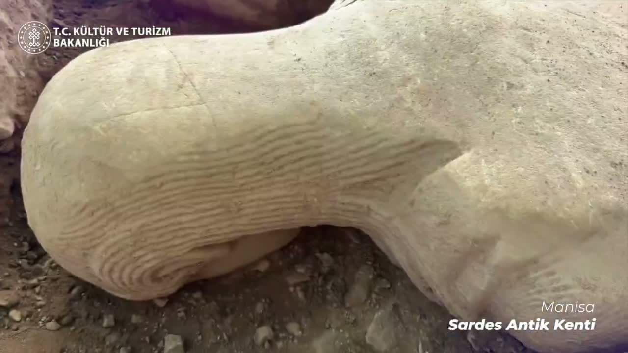 Manisa Sardes'te 2 bin 500 yıllık heykel gün yün yüzüne çıkarıldı
