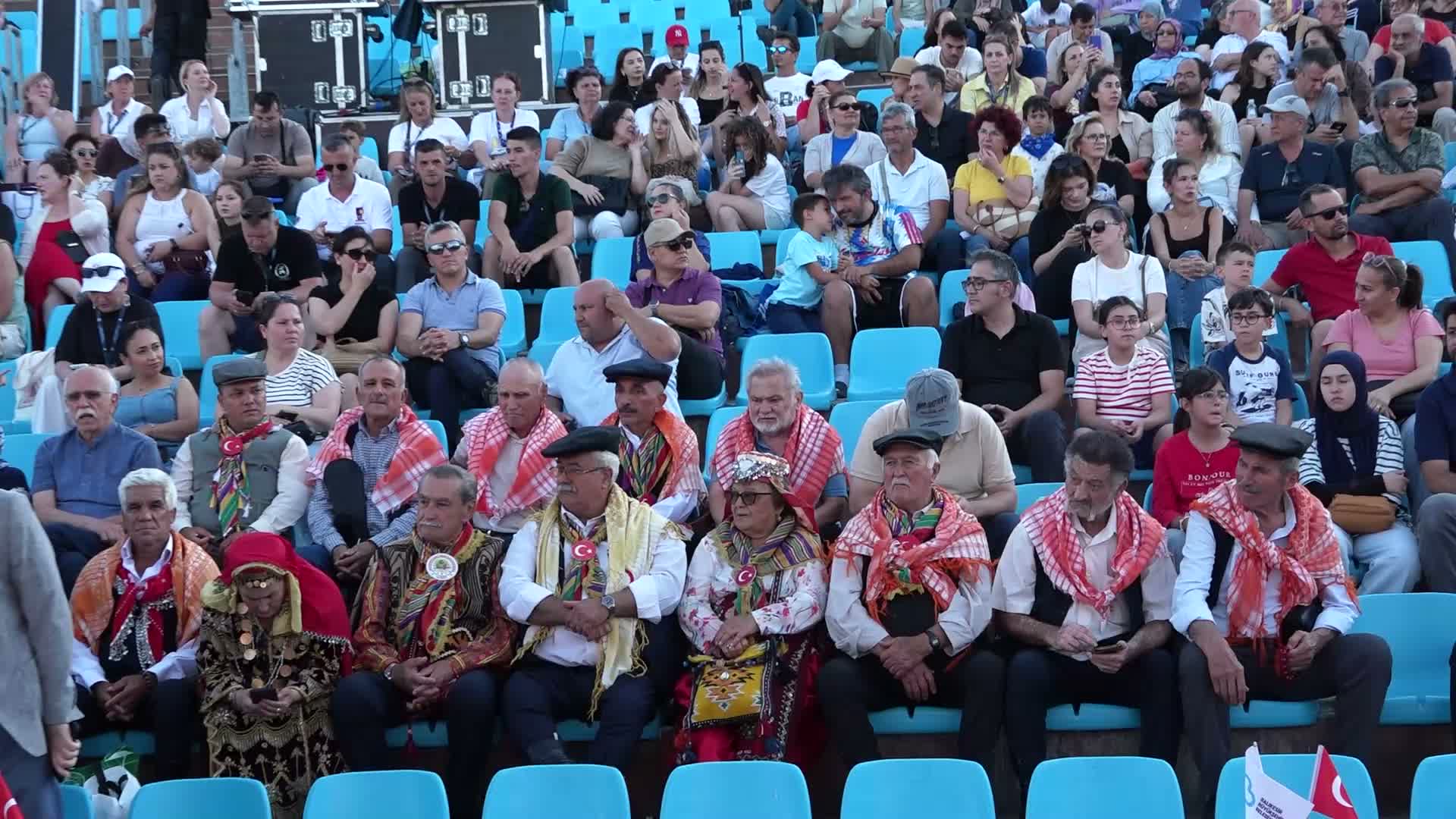 Dünya halk dansları grupları Balıkesir'de sahne aldı