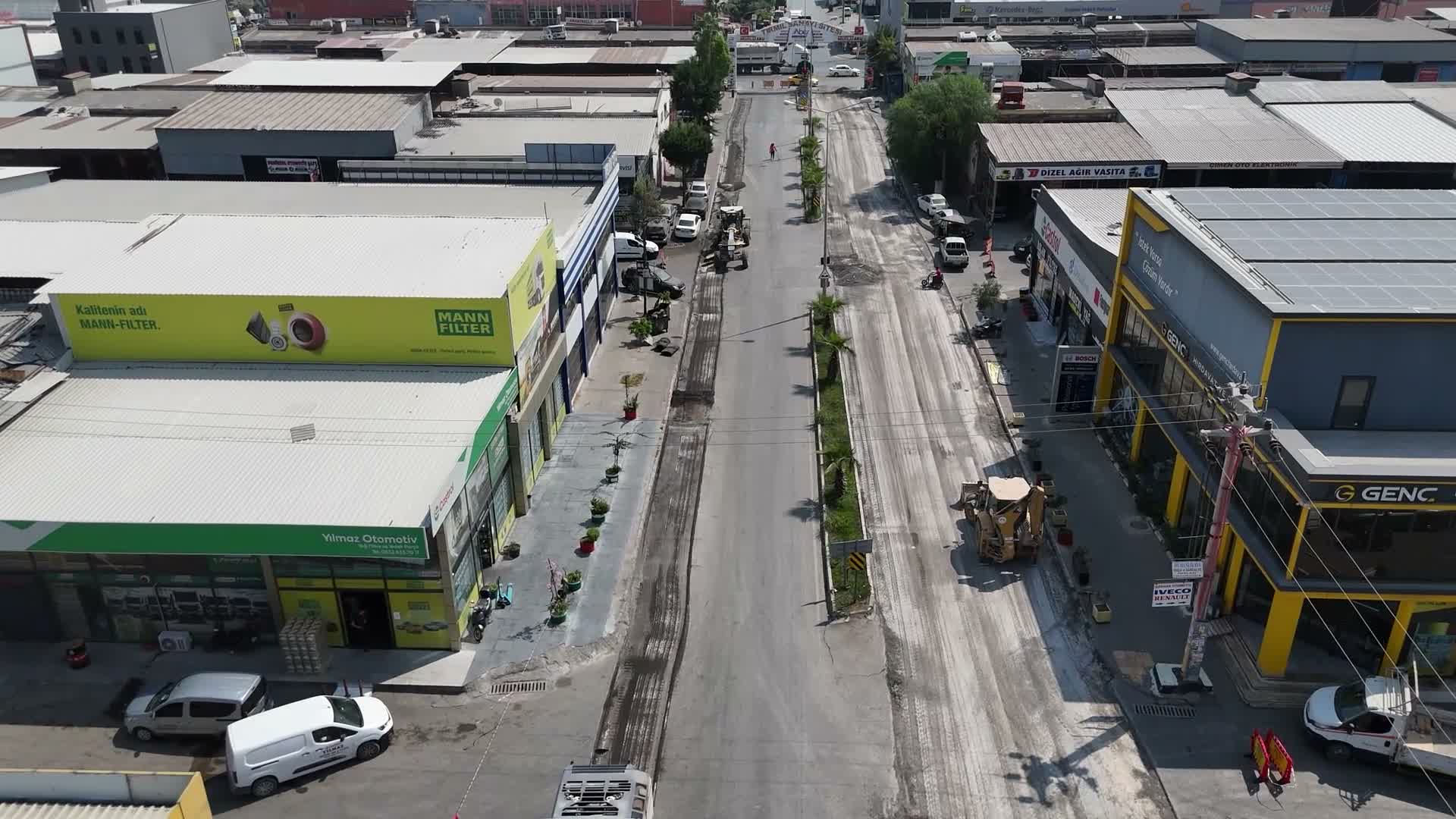 Mersin Büyükşehir Belediyesi, Tırmıl Sanayi Sitesi’nde yolları yeniledi