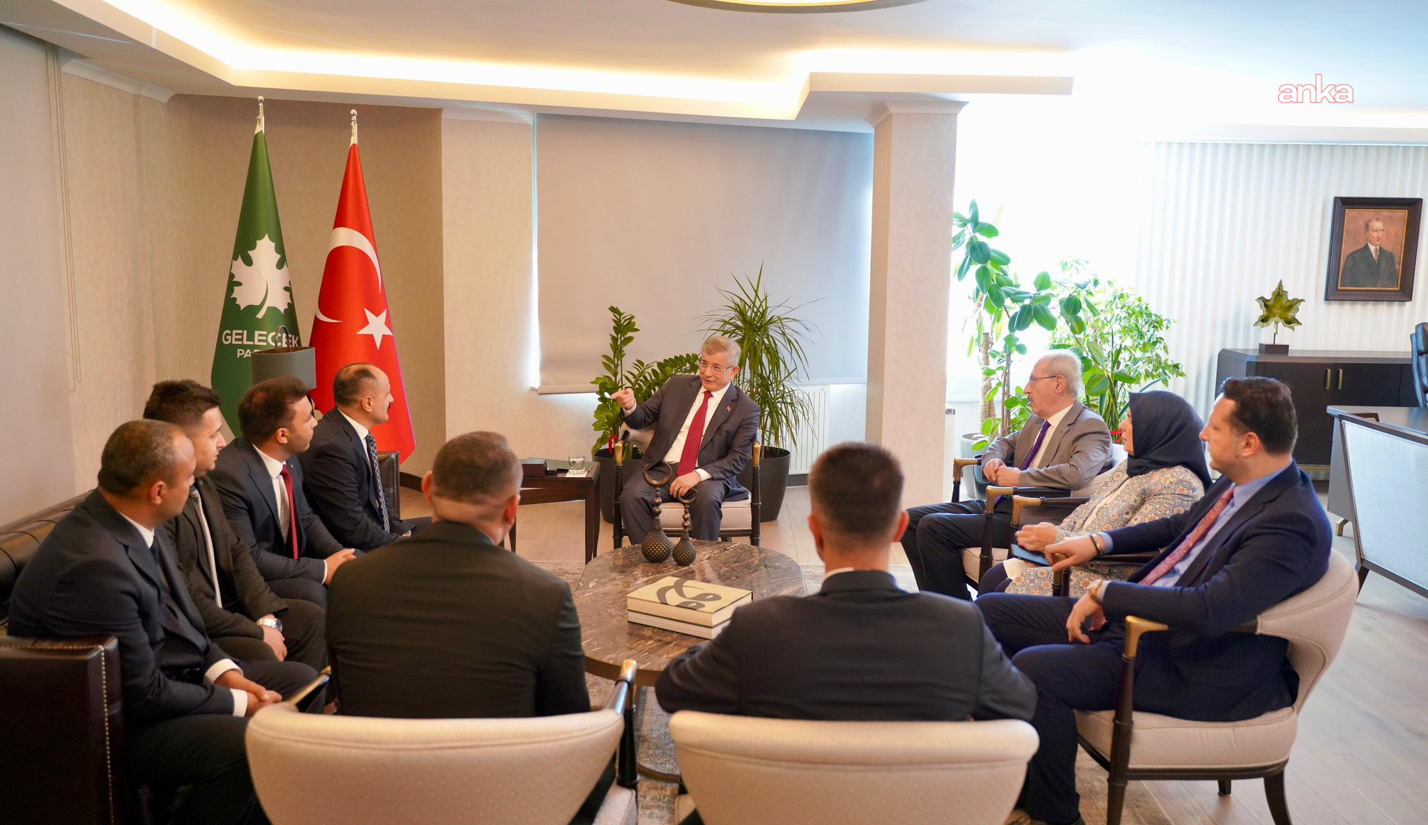 Gelecek Partisi Genel Başkanı Davutoğlu,  Atanamayan Uzmanlar Derneği Genel Başkanı Gündeşli ile görüştü