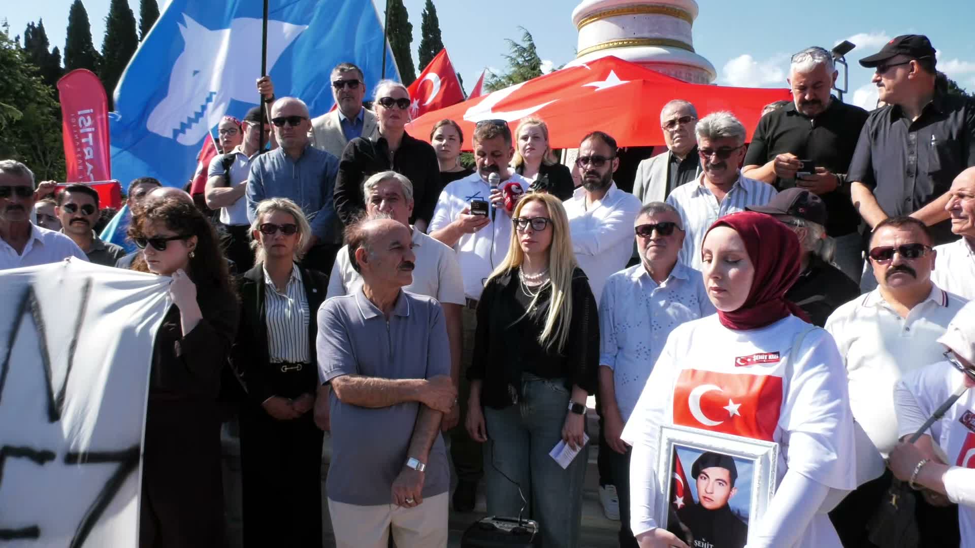 "Çerçeve yasa" Edirnekapı Şehitliği'nde protesto edildi