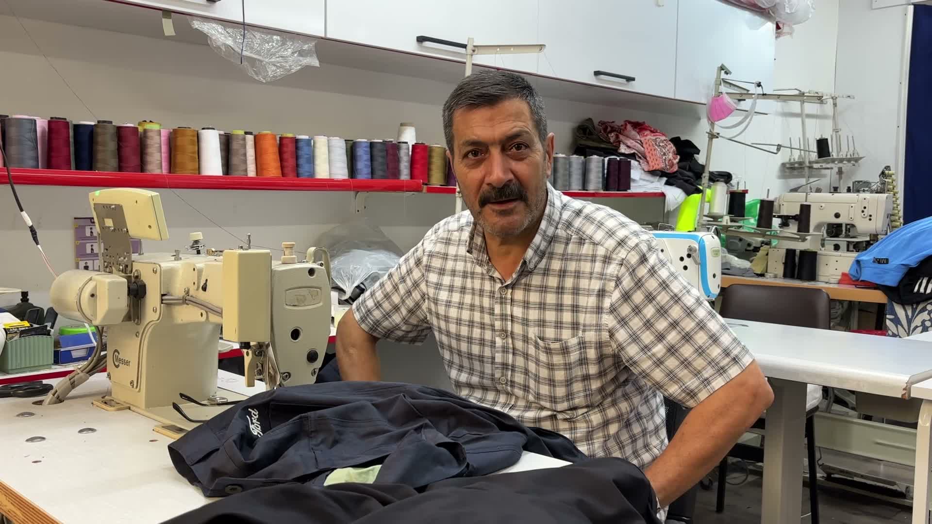 Evine yarım metre mesafedeki elektrik direğinin kaldırılması için mücadele ediyor