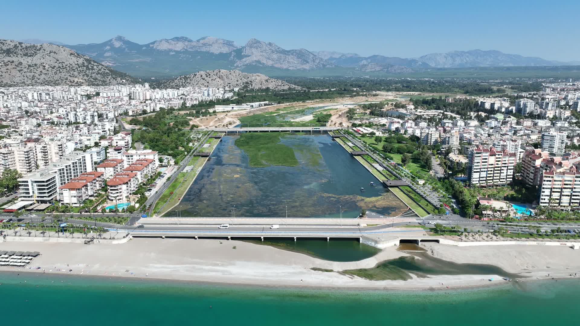 Antalya Büyükşehir Belediyesi, Boğaçayı'nı sucul otlardan temizliyor