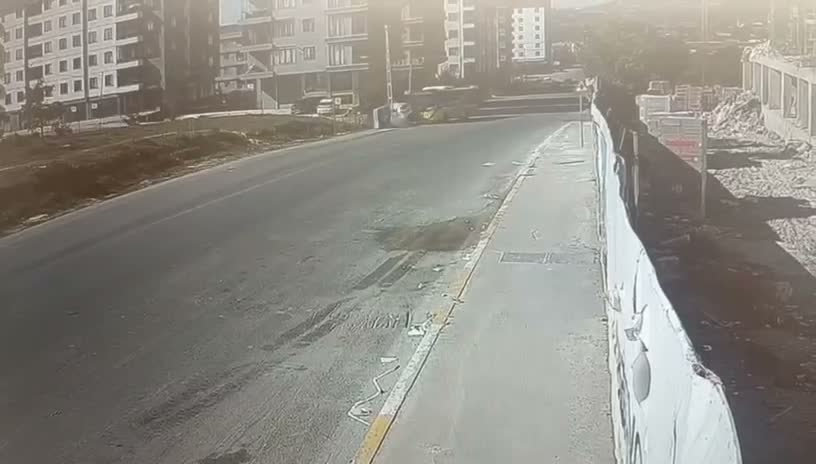Sultanbeyli'de otomobil otobüse çarptı, 4 kişi yaralandı