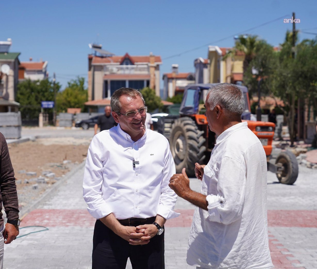 Ayvalık Belediye Başkanı Ergin, ilçede devam eden yol çalışmalarını inceledi
