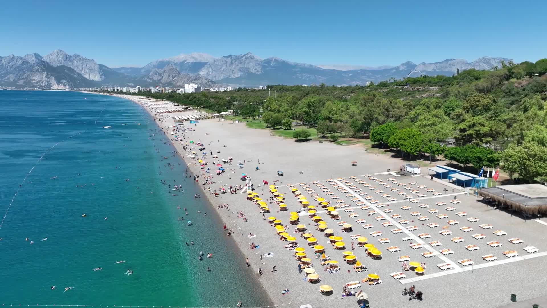 Antalya'da sahiller yaza hazırlanırken yayla yollarında kar mesaisi sürüyor