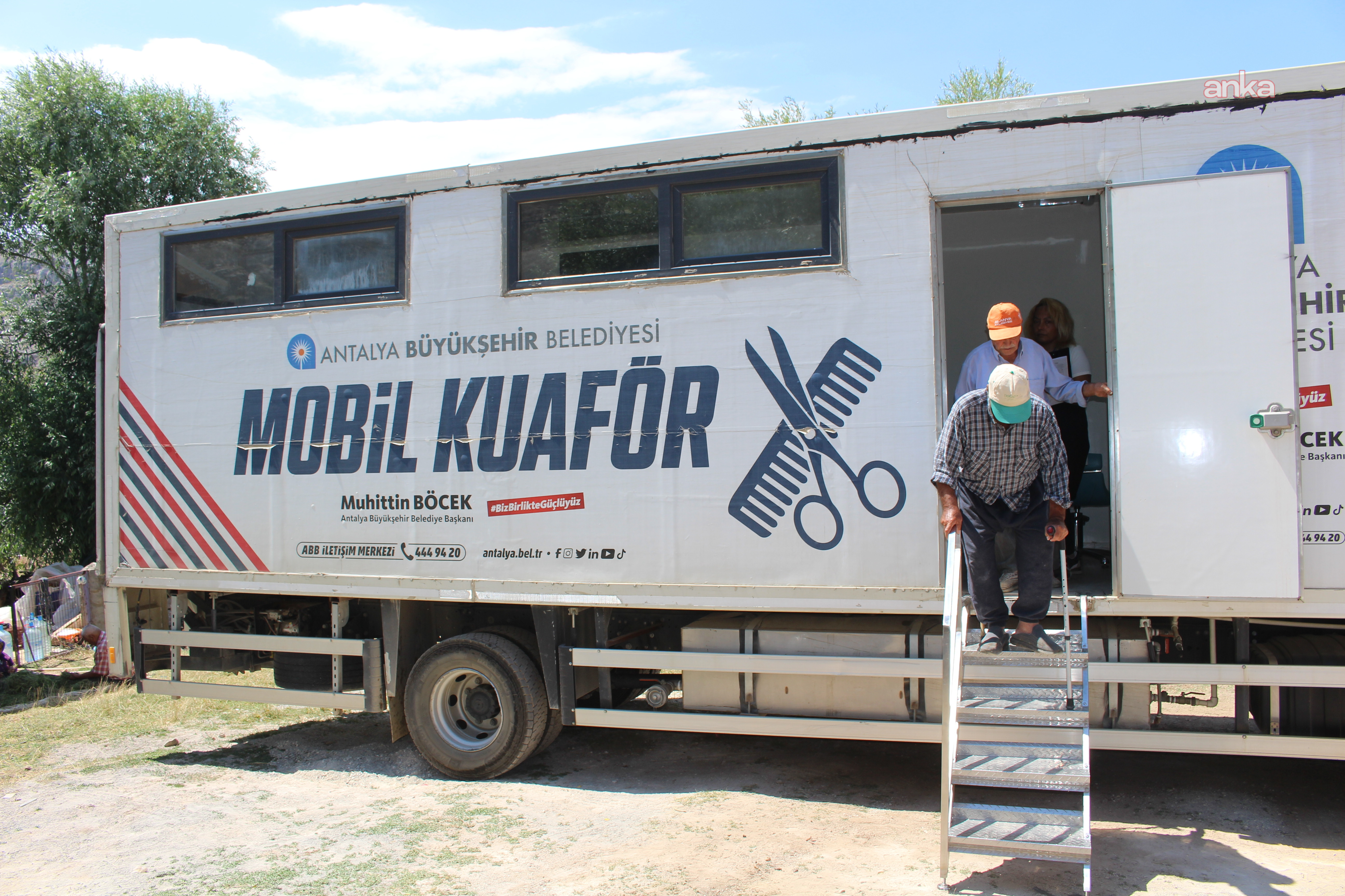 Antalya Büyükşehir Belediyesi'nin mobil kuaför hizmeti yaylalarda sürüyor