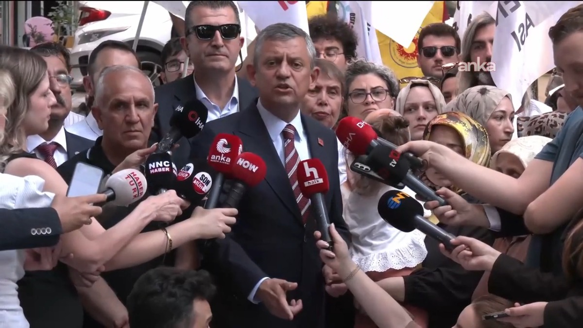 Özgür Özel: Bu öğretmenlerin hakkını verin, bu işin siyaseti yok