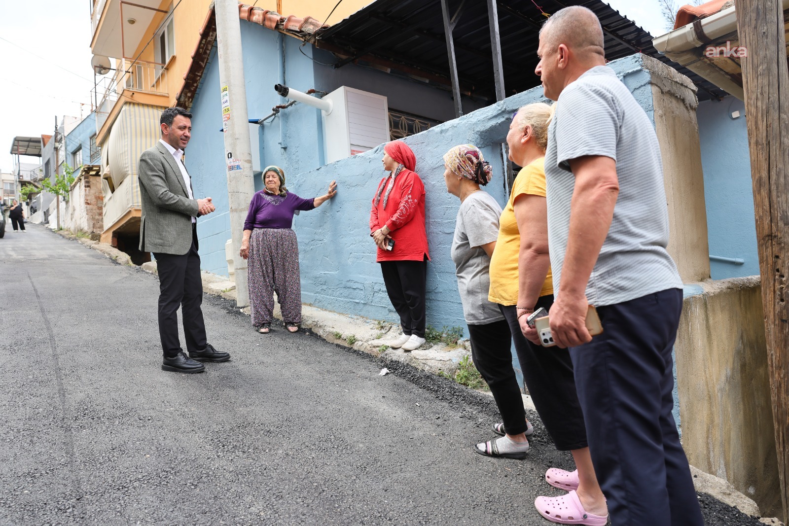 Bayraklı’da asfalt seferberliği sürüyor