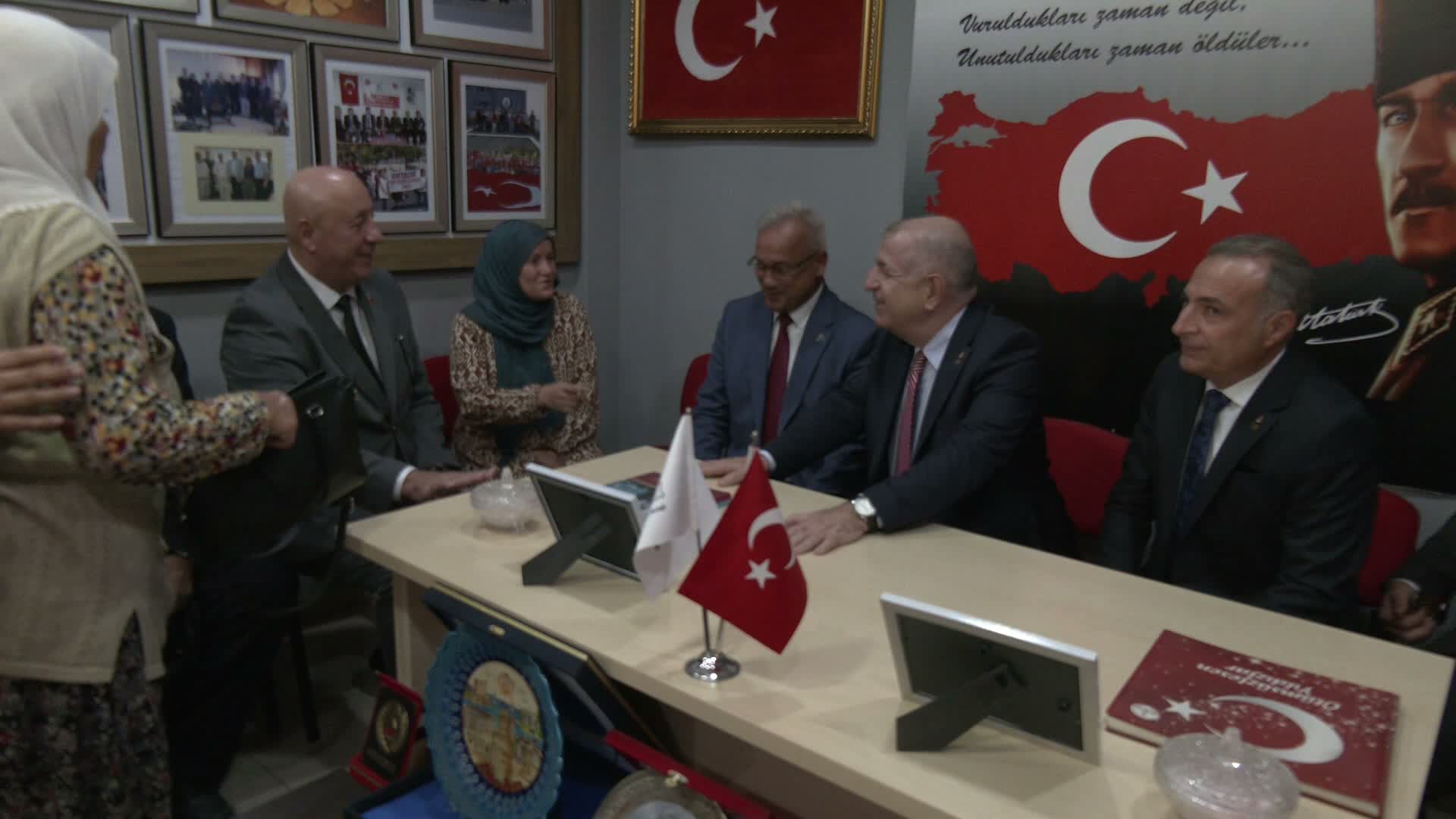 Ümit Özdağ, Antalya Şehit Aileleri ve Gaziler Derneği'ni ziyaret etti