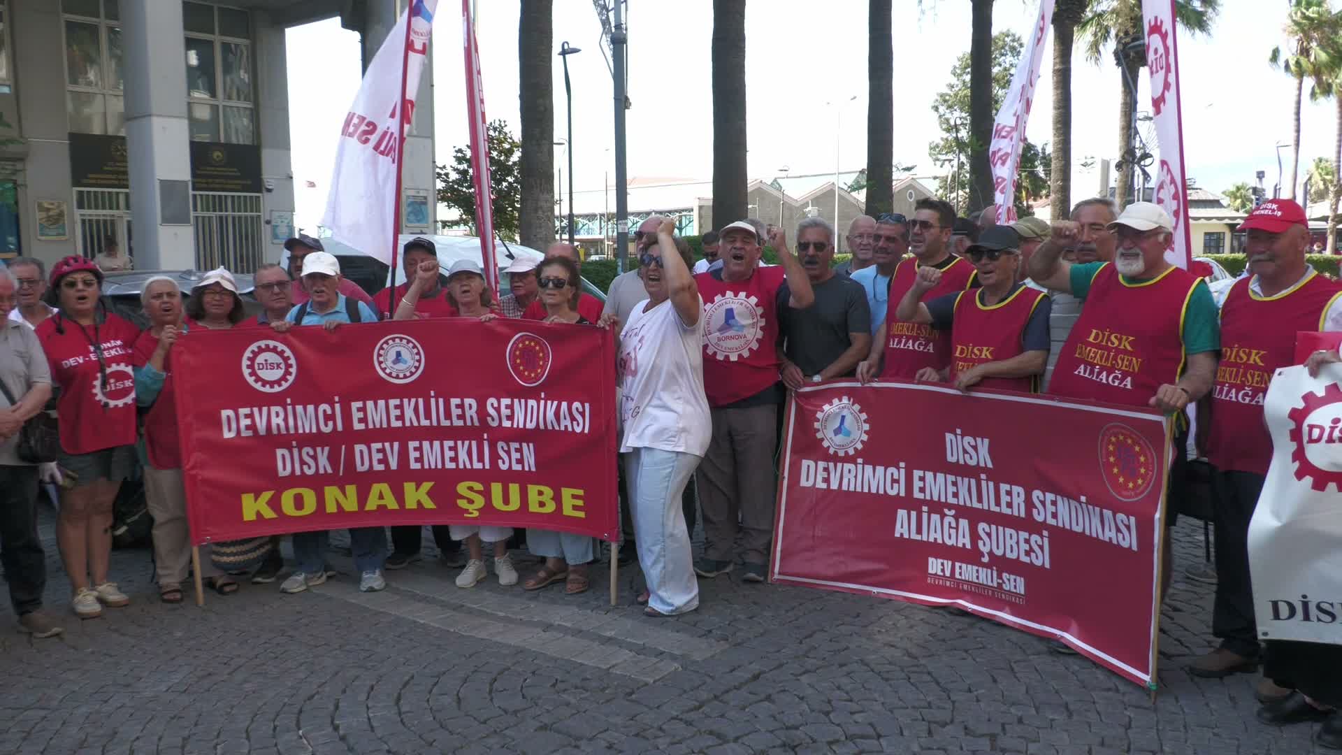 İzmir'de emeklilerden maaş ve sosyal haklar çağrısı