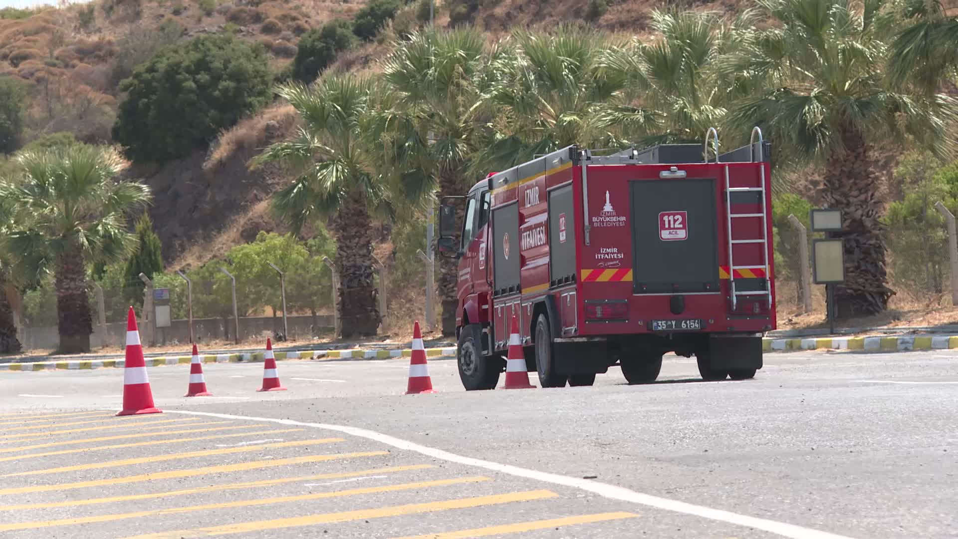 İzmir İtfaiyesi'nin yeni şoförleri zorlu parkurda eğitimlerden geçiyor