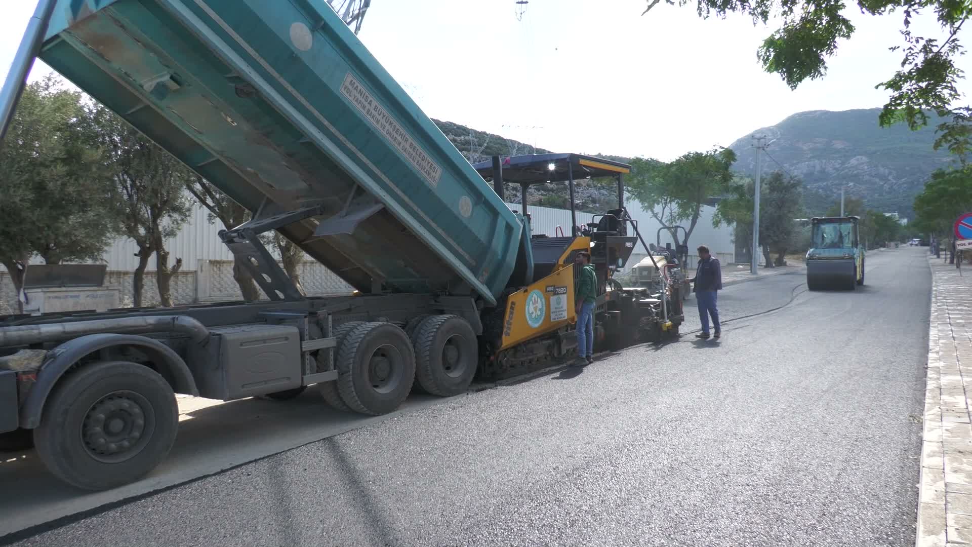 Manisa Büyükşehir’den Yunusemre’nin Emlakdere Mahallesi’ne sıcak asfalt: İki kilometrelik yol yenilendi