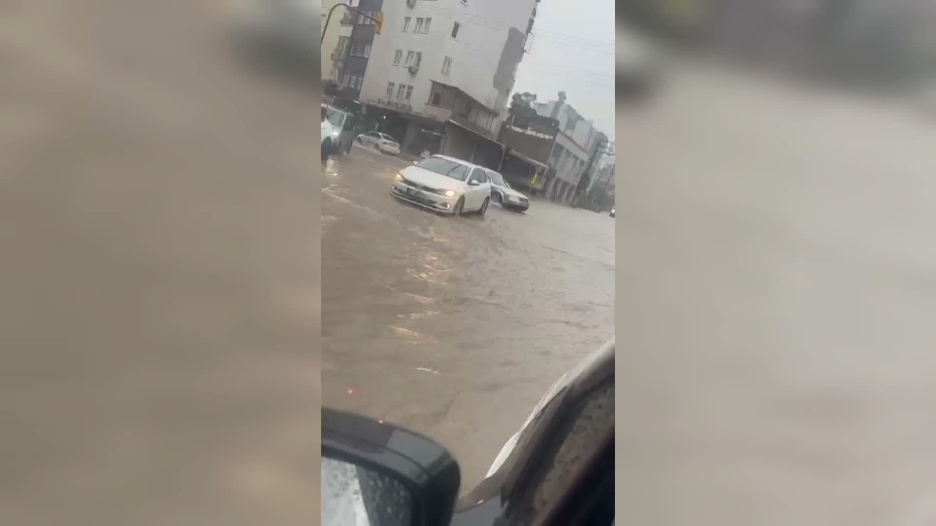 Osmaniye ve Adana'da sağanak yağış hayatı olumsuz etkiledi