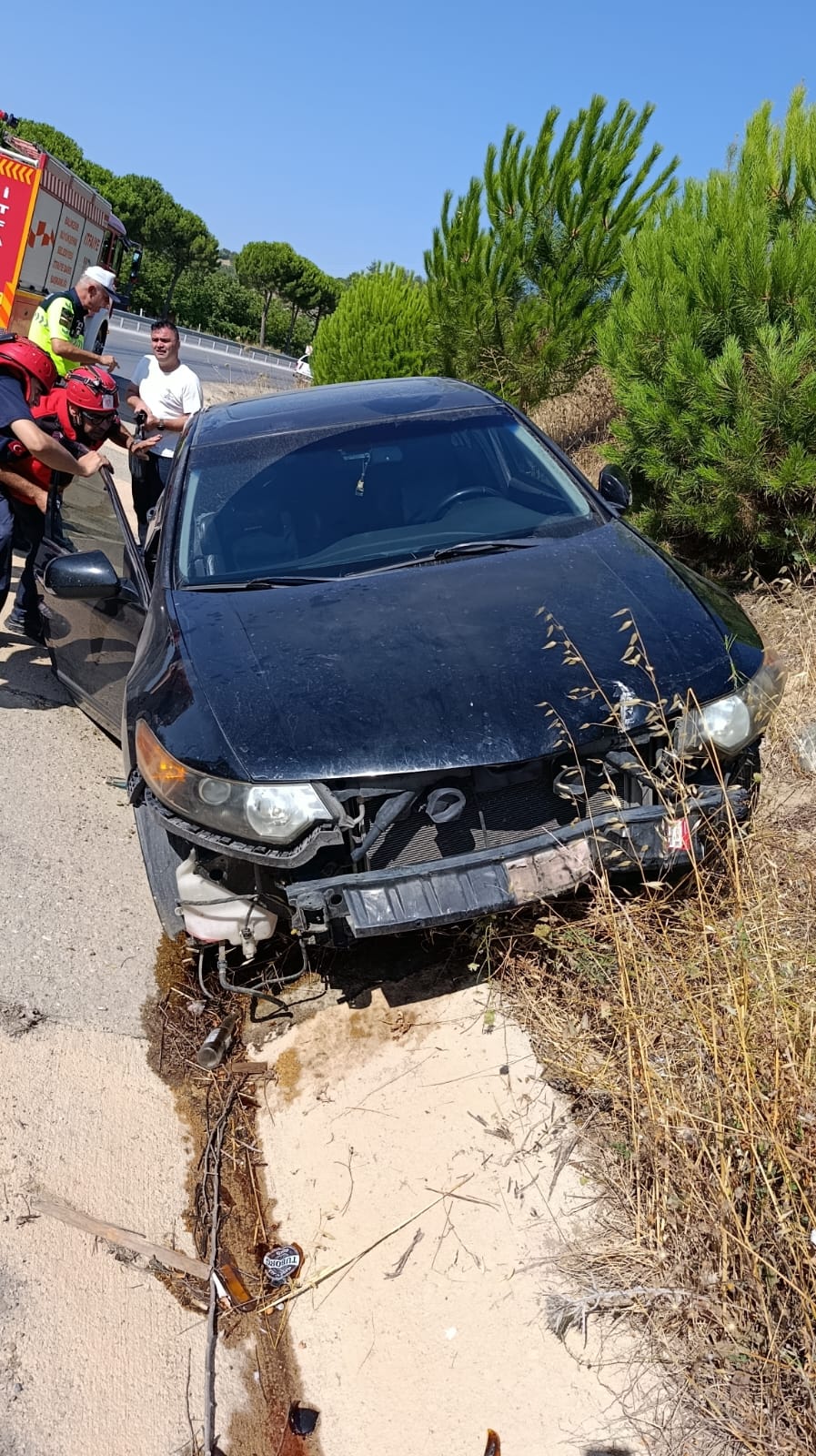 Dursunbey'de yoldan çıkan araç bariyerlere çarptı: 1 yaralı