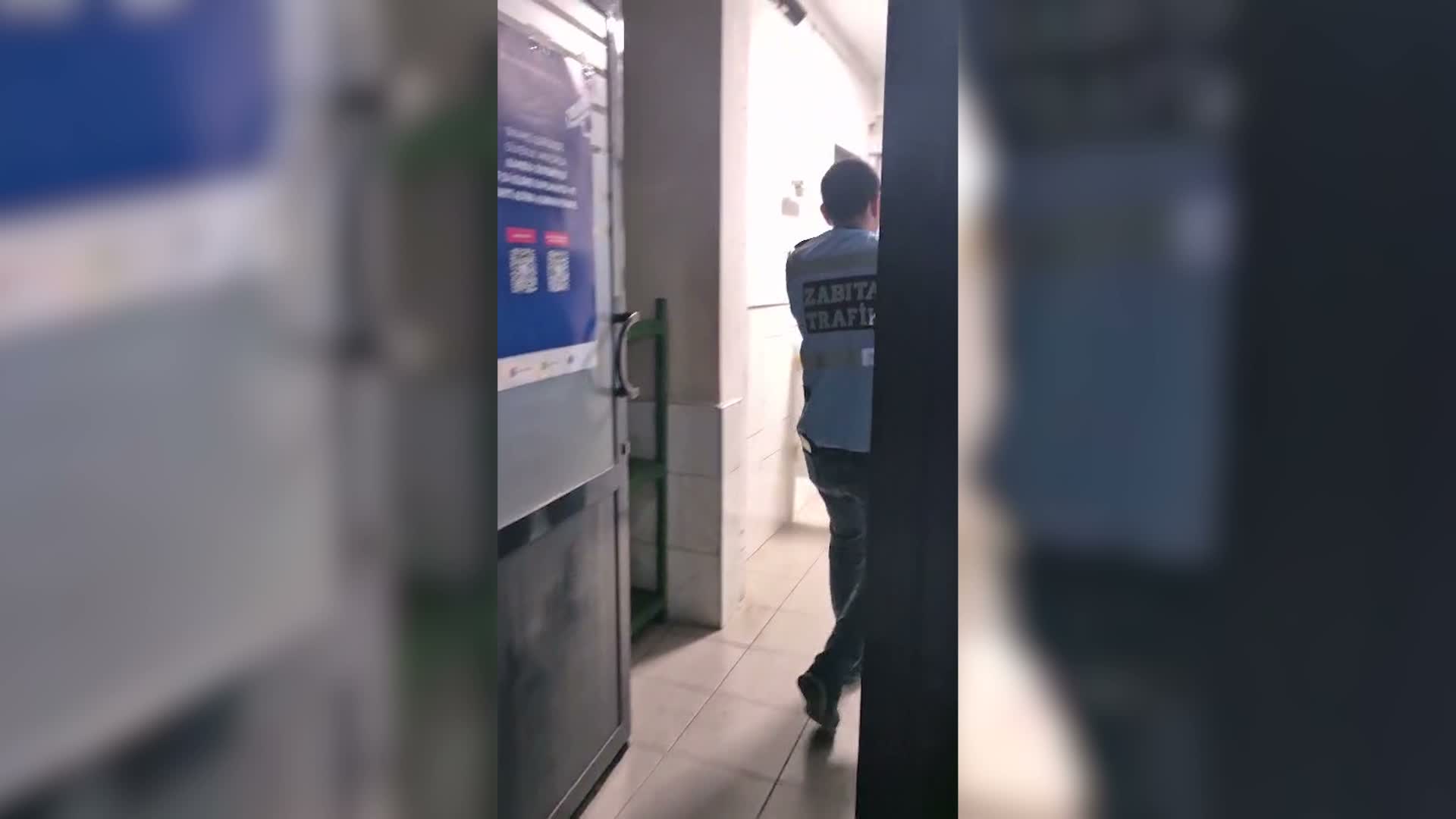 İzmir'de zabıtadan yürek ısıtan kurtarma... Trafiği durdurup ördeği kurtardılar