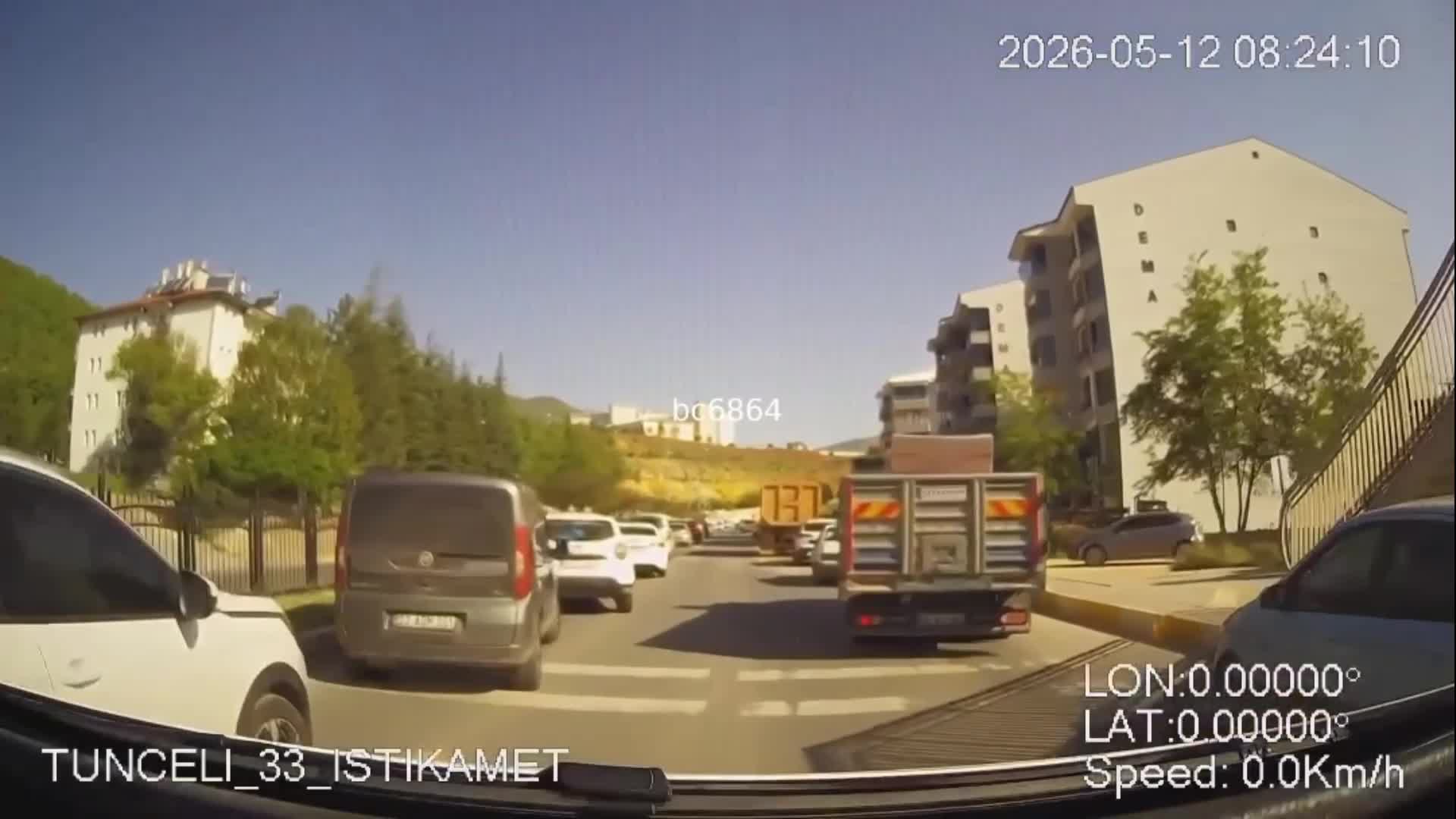 Tunceli'de ambulans için trafikte oluşturulan “fermuar sitemi” kameraya yansıdı