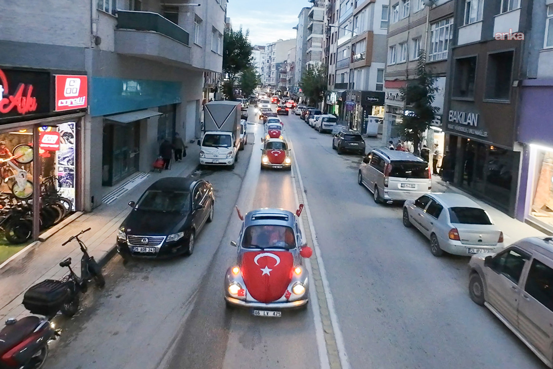 Tepebaşı, kırmızı beyaza büründü… Başkan Ataç klasik aracıyla coşkuya ortak oldu