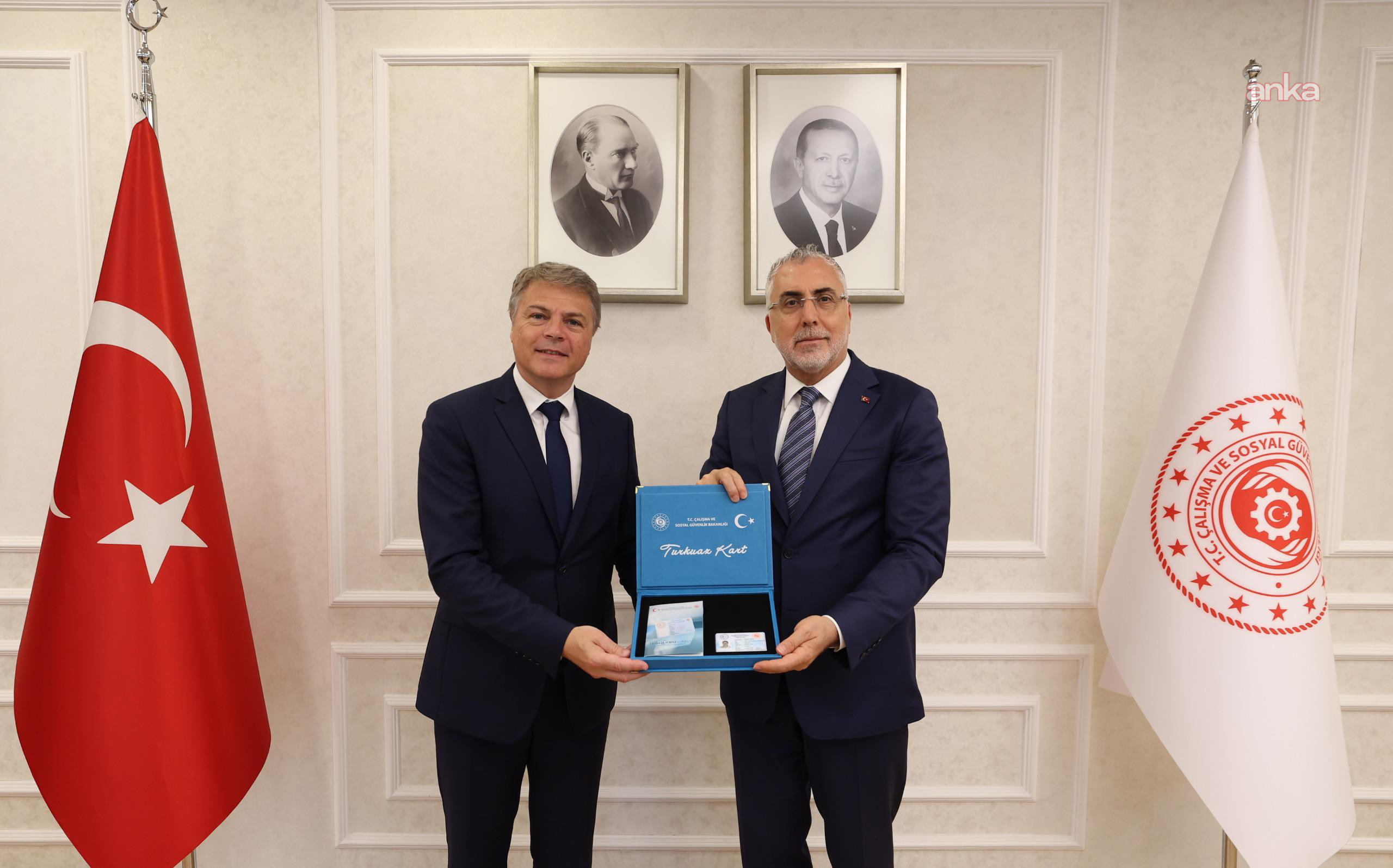 Bakan Işıkhan, Renault Group Türkiye CEO’su Lionel Jaillet'e Turkuaz Kart verdi