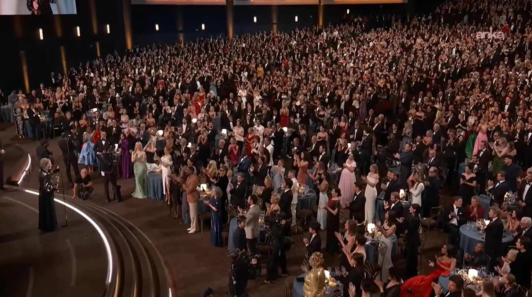 Emmy gecesine Matthew Rhys damgası: Bir gecede iki ödül aldı