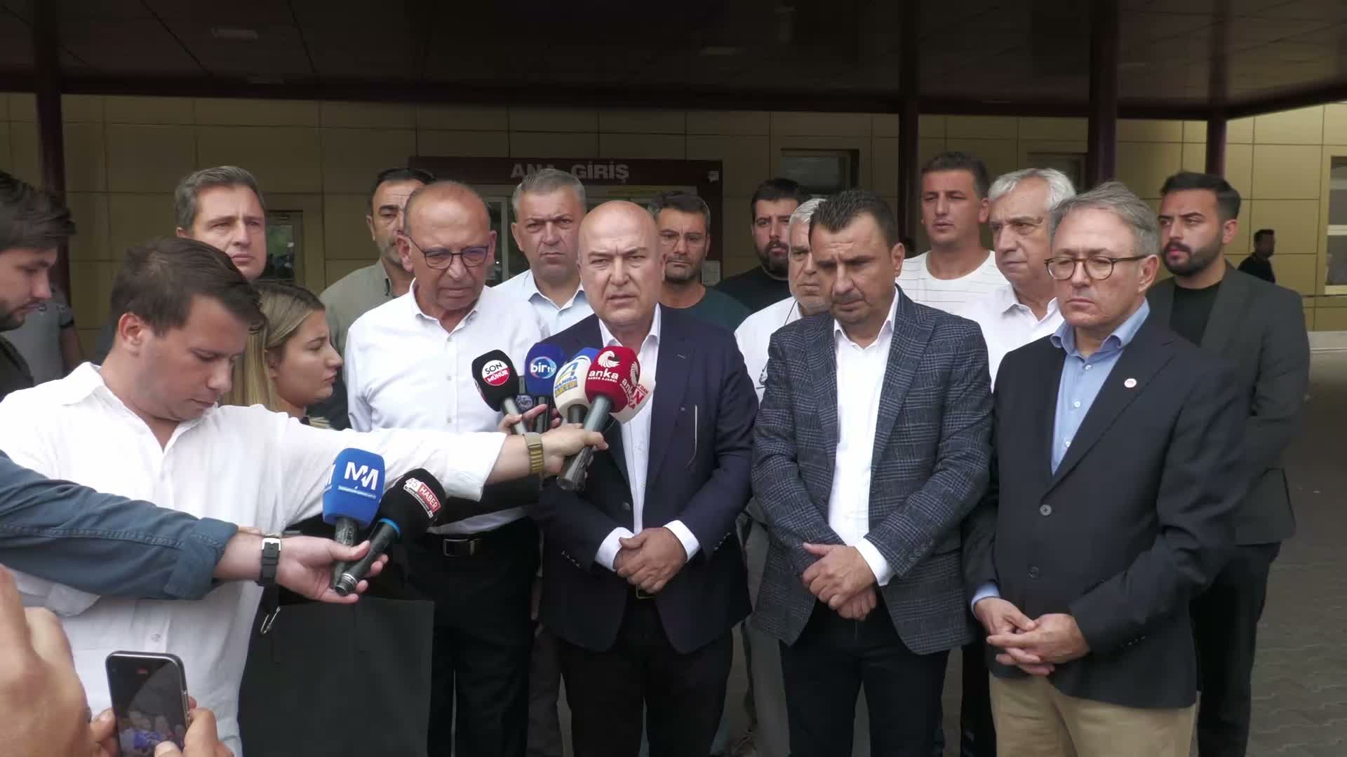 Manisa'da okul önünde silahlı saldırı...YENİ Parti heyeti, yaralı öğrencileri ziyaret etti