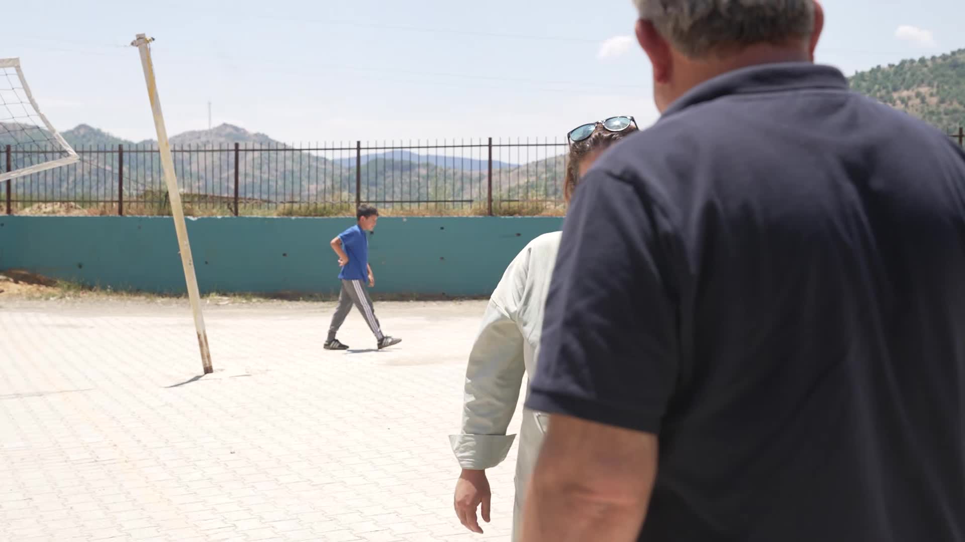 Cemil Tugay’dan Kirazlı'da çocuklara karne hediyesi