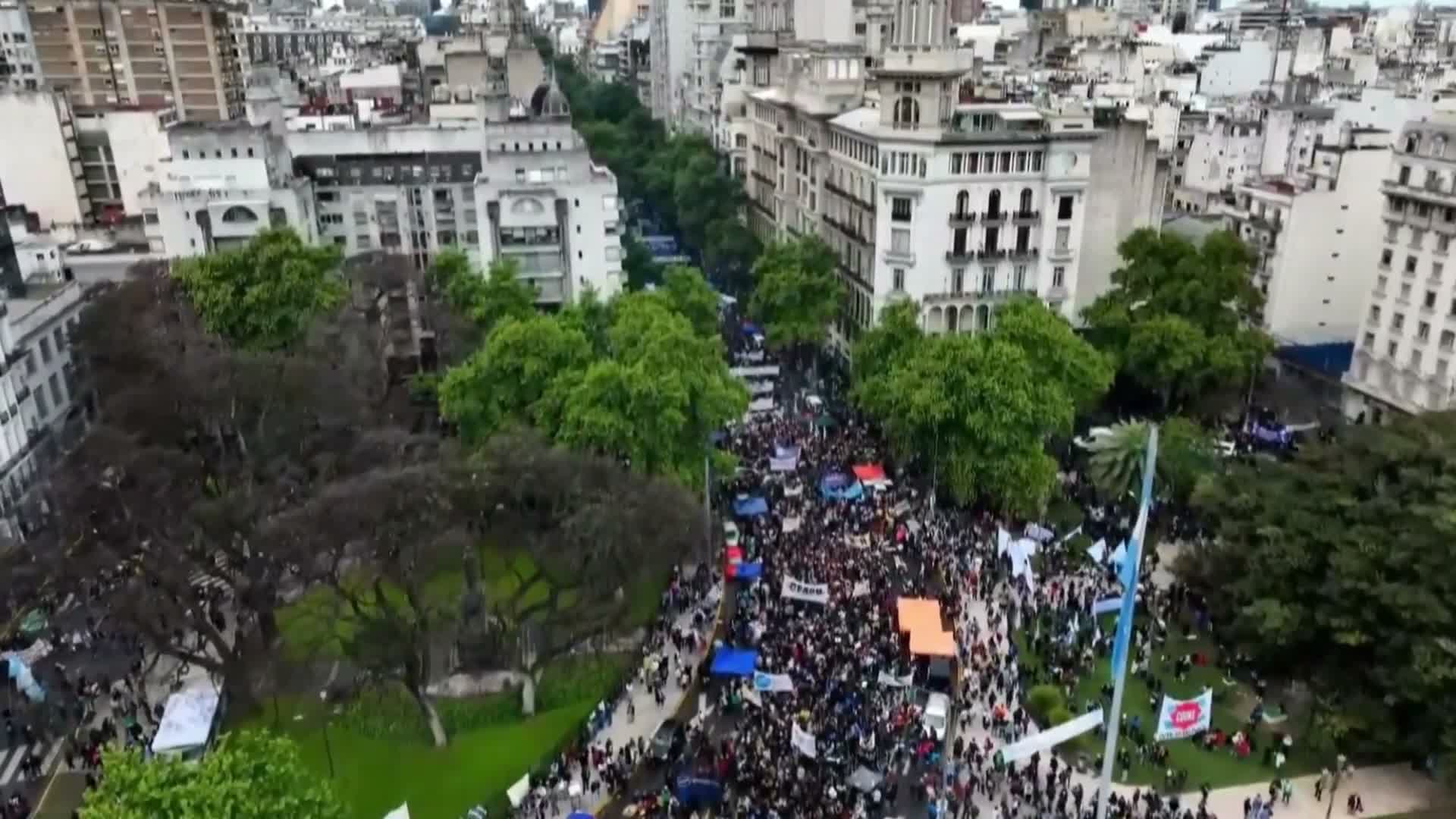 Arjantin'de Milei'nin üniversite kesintilerine karşı protestolar büyüyor