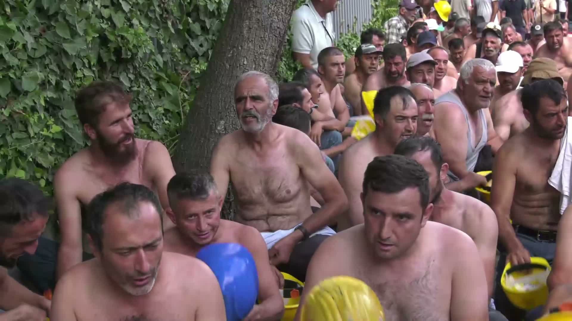 Madencilerin eylemi dördüncü gününde... "Enerji Bakanlığı'ndan olumlu yanıt gelene kadar da buradan ayrılmayacağız"