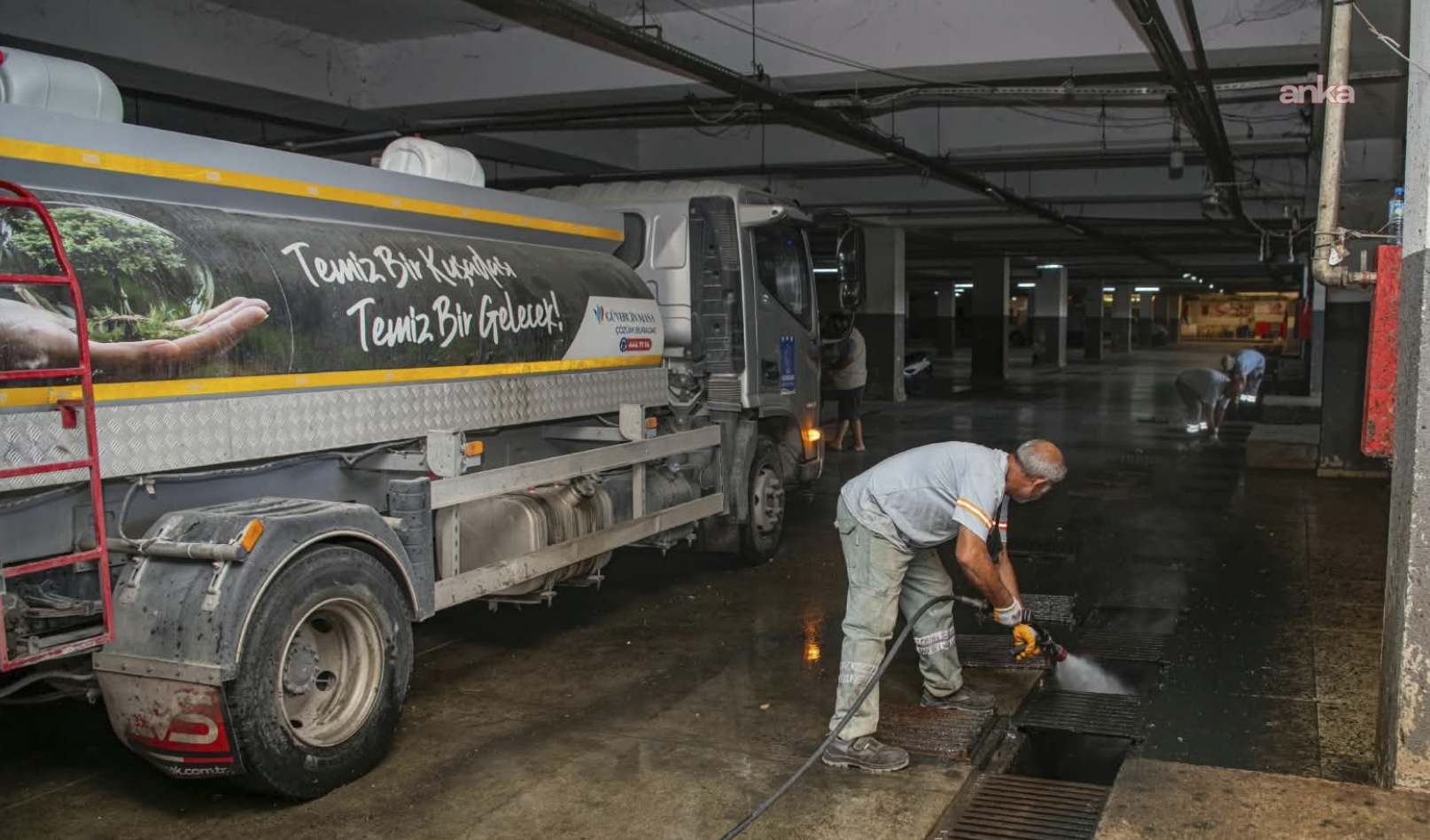 Kuşadası Belediyesi'nden Kapalı Pazar Yeri'nde temizlik çalışması
