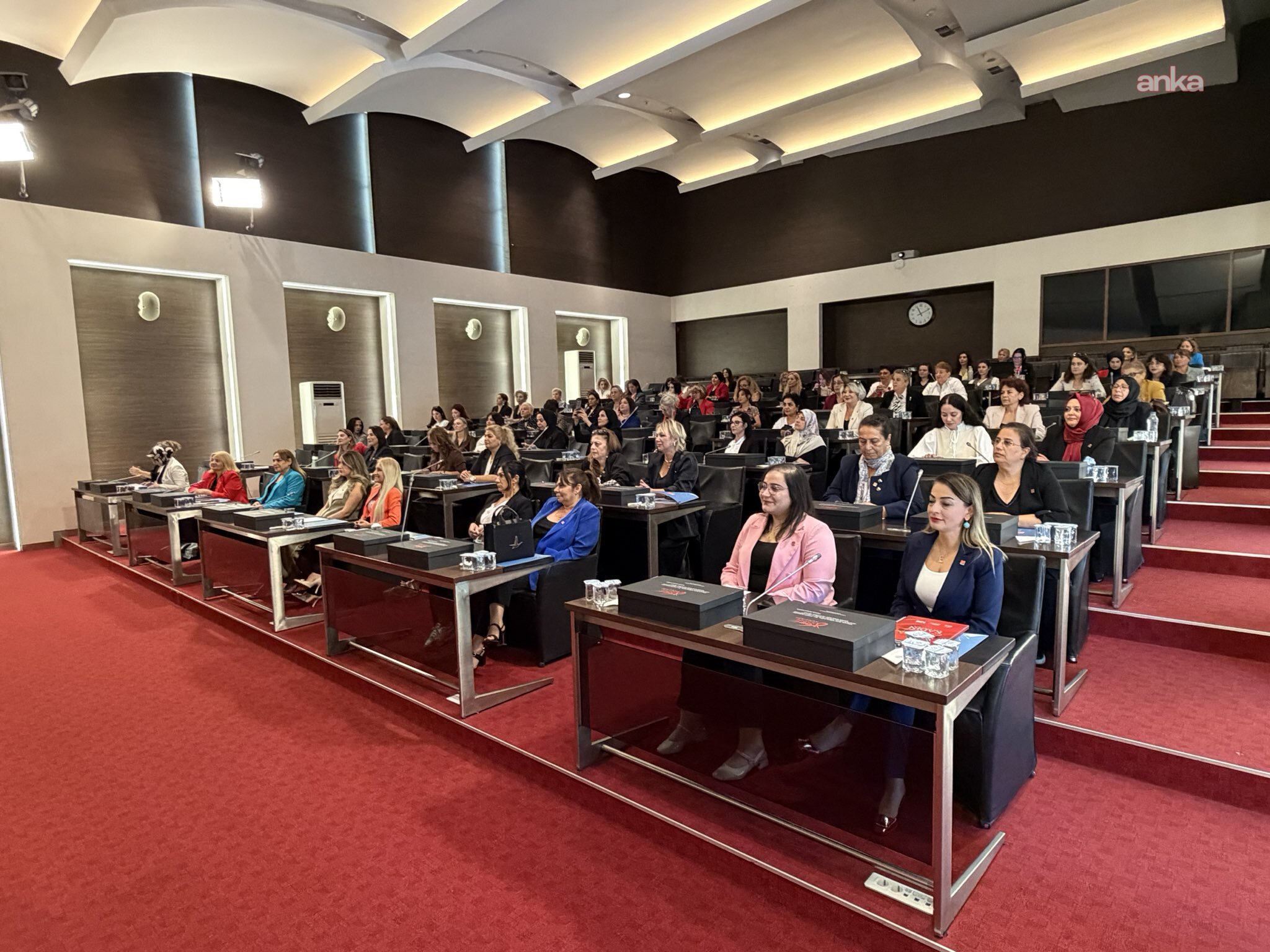 CHP Kadın Kolları Genel Başkanı Gülsever, CHP Kadın Kolları İl Başkanları ile toplantı yaptı