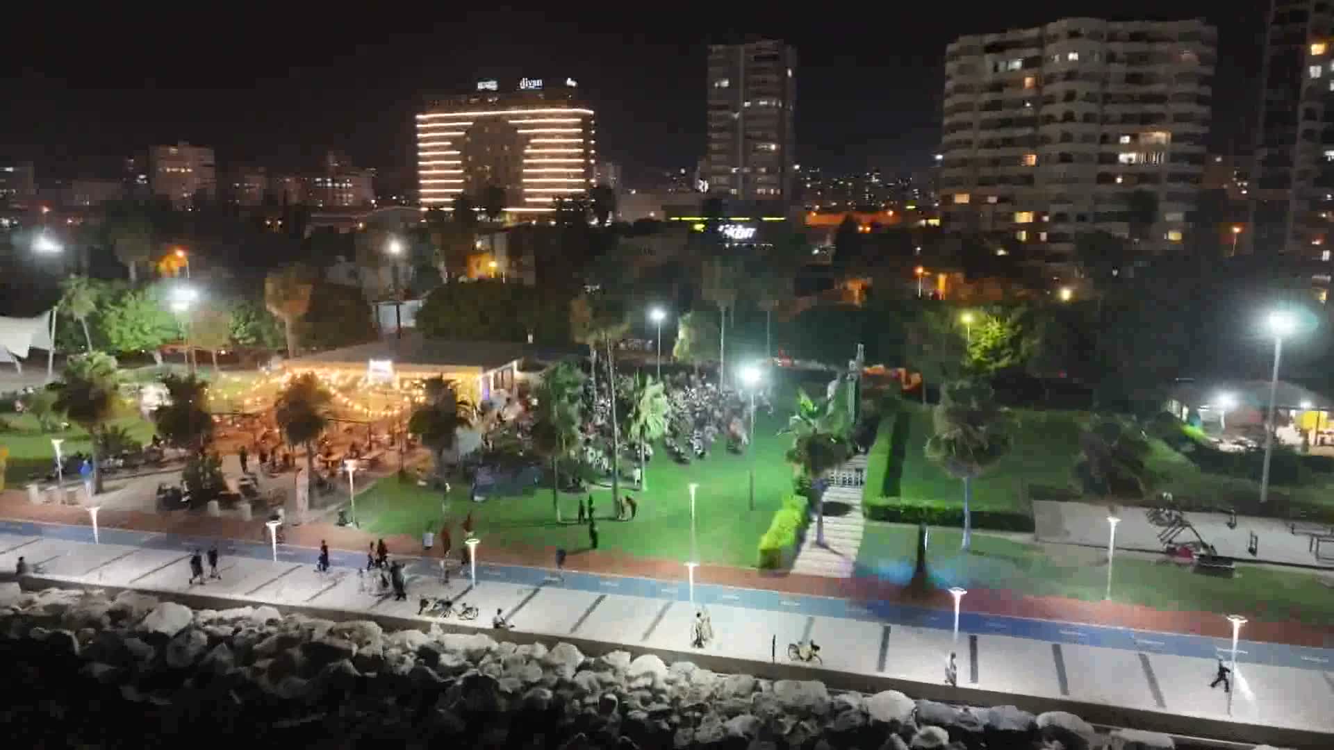 Mersin Büyükşehir Belediyesi ile açık havada sinema keyfi devam ediyor