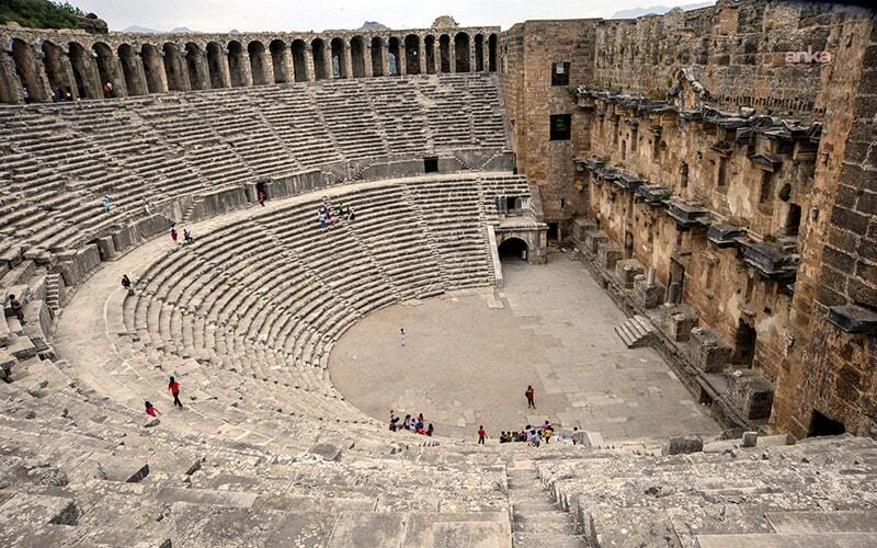 Aspendos Antik Kenti'nde, "Aspendoslu bir güreşçi"ye ait sandık tipi mezar gün yüzüne çıkarıldı