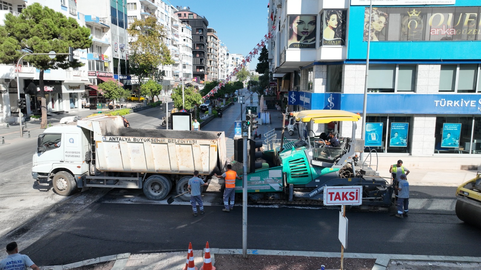 Antalya Büyükşehir Belediyesi, kent merkezinde asfalt seferberliğini sürdürüyor