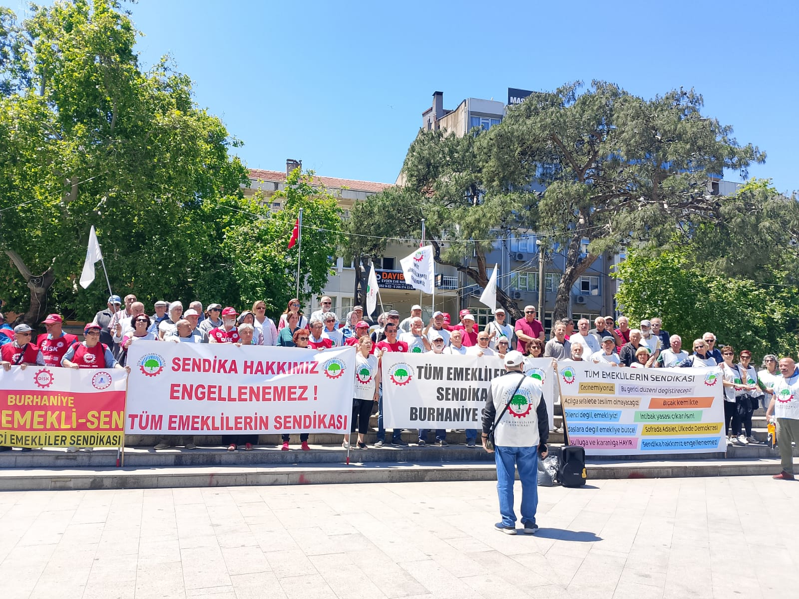 Burhaniye'de emekli eylemi: Bayram ikramiyesi bir haftalık pazar parası bile değildir