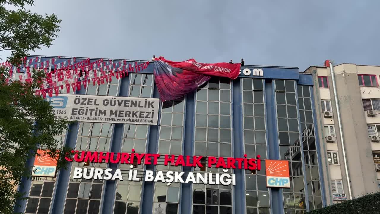 CHP Kurultayı'na iptal kararı... CHP Bursa İl Başkanlığı binasına Özgür Özel posteri asıldı