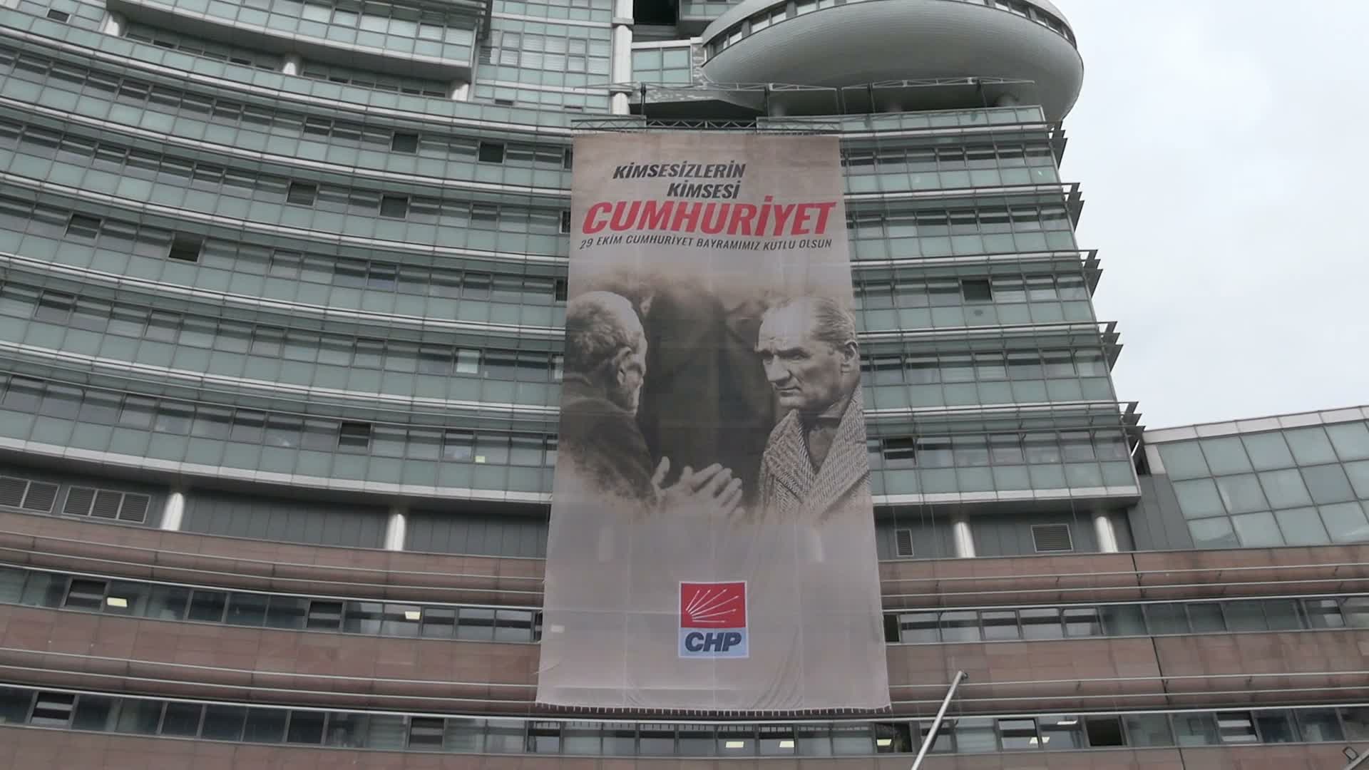 CHP Genel Merkezi'ne “Kimsesizlerin kimsesi Cumhuriyet” afişi asıldı