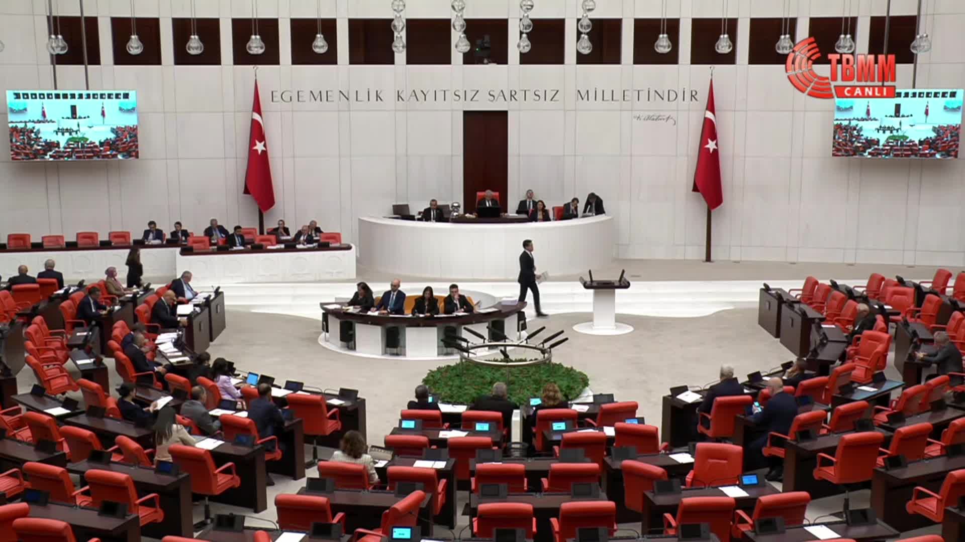 BM İklim Konferansına komşu tarım arazisi acele kamulaştırmayla otopark yapıldı