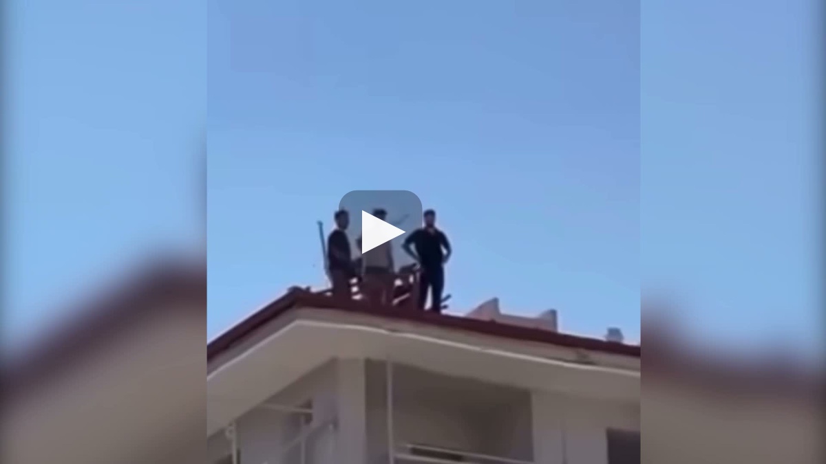 TOKİ'ye çalışan firmanın işçileri çatıya çıktı: 2,5 aydır paramızı alamıyoruz