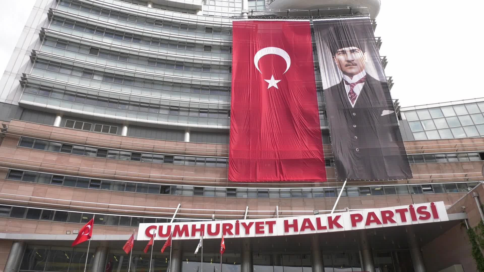 CHP Genel Merkezi’nde polis müdahalesinin izleri siliniyor