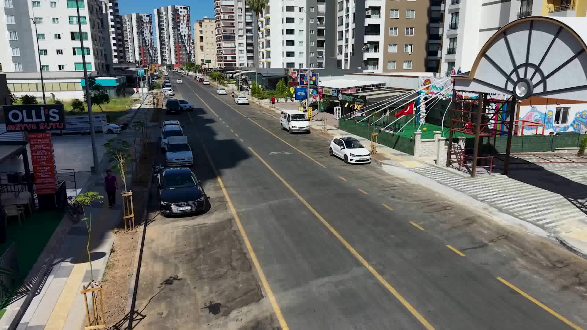 Mersin Büyükşehir Belediyesi, Mezitli Gazi Paşa Caddesi'nde 420 ağacı toprakla buluşturdu