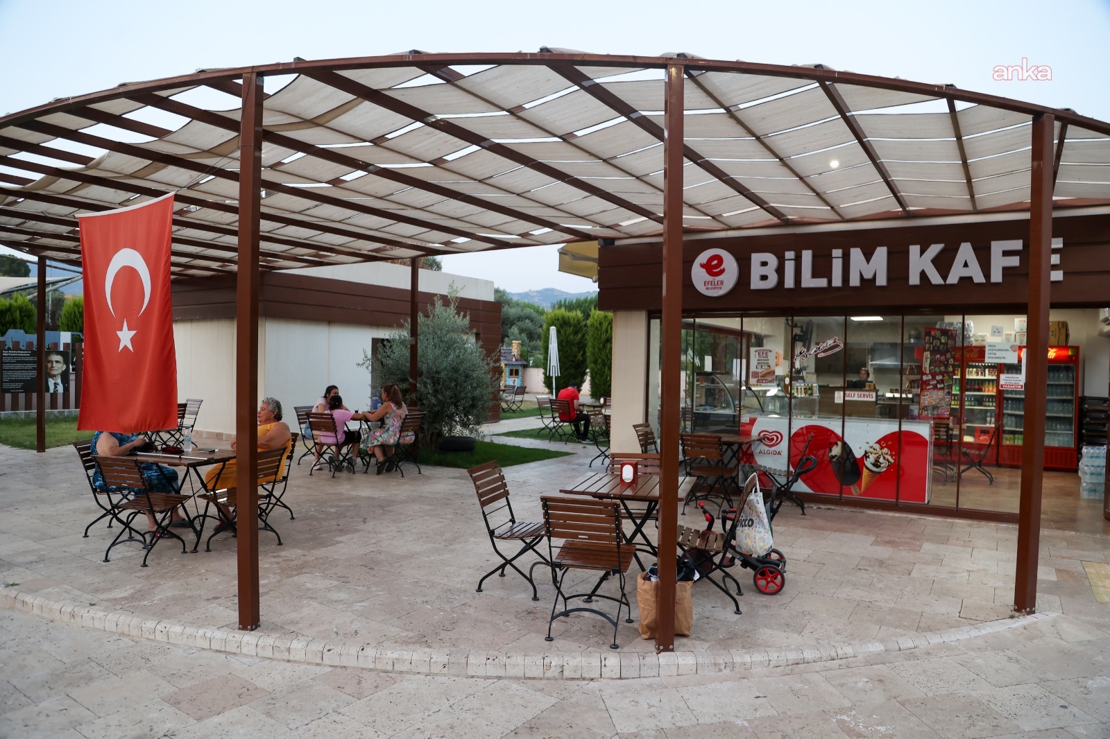 Efeler'de Bilim Kafe'nin hizmet saatleri uzatıldı