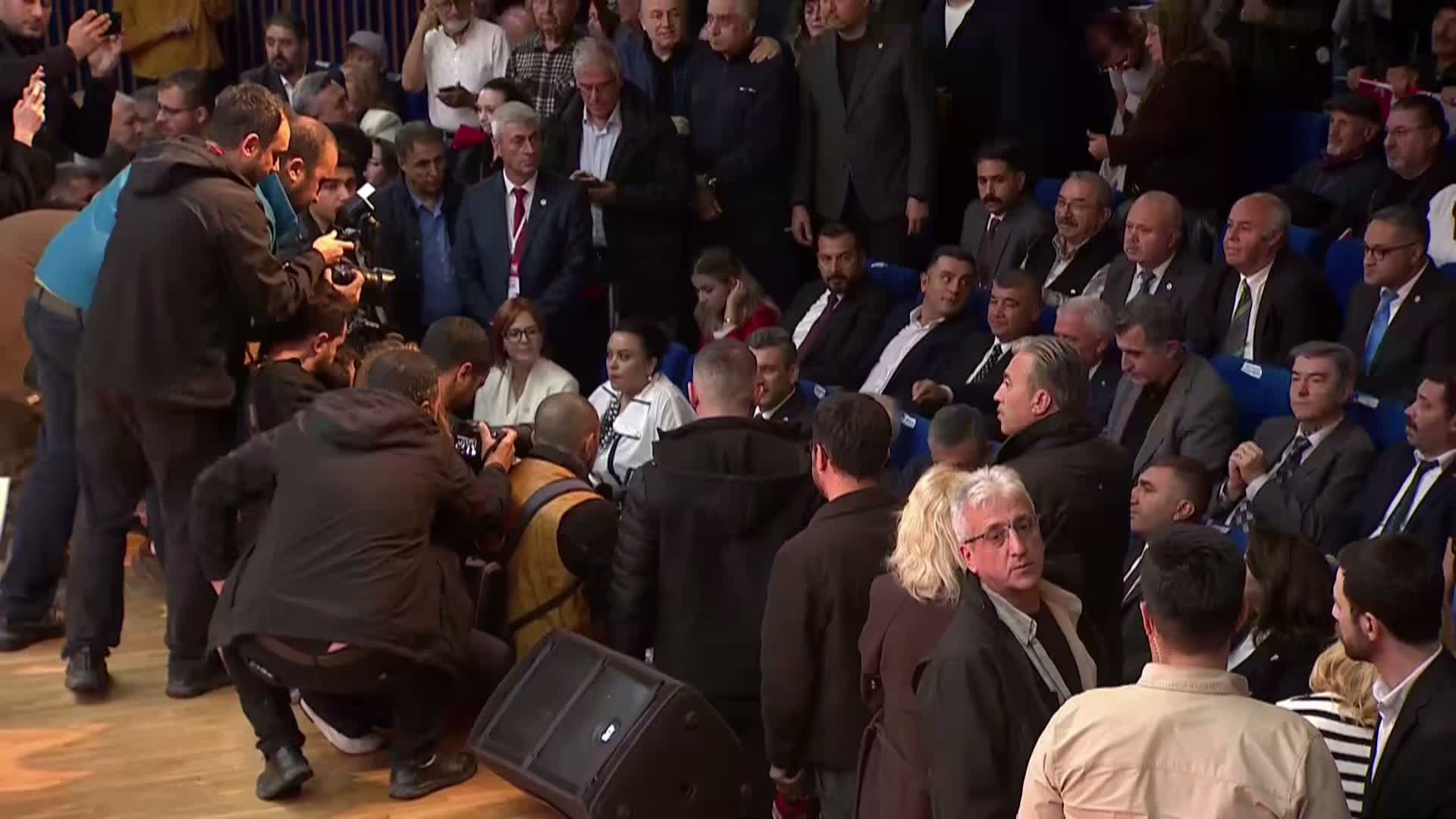 Erdoğan hesap vereceği yerde milletle alay ediyor